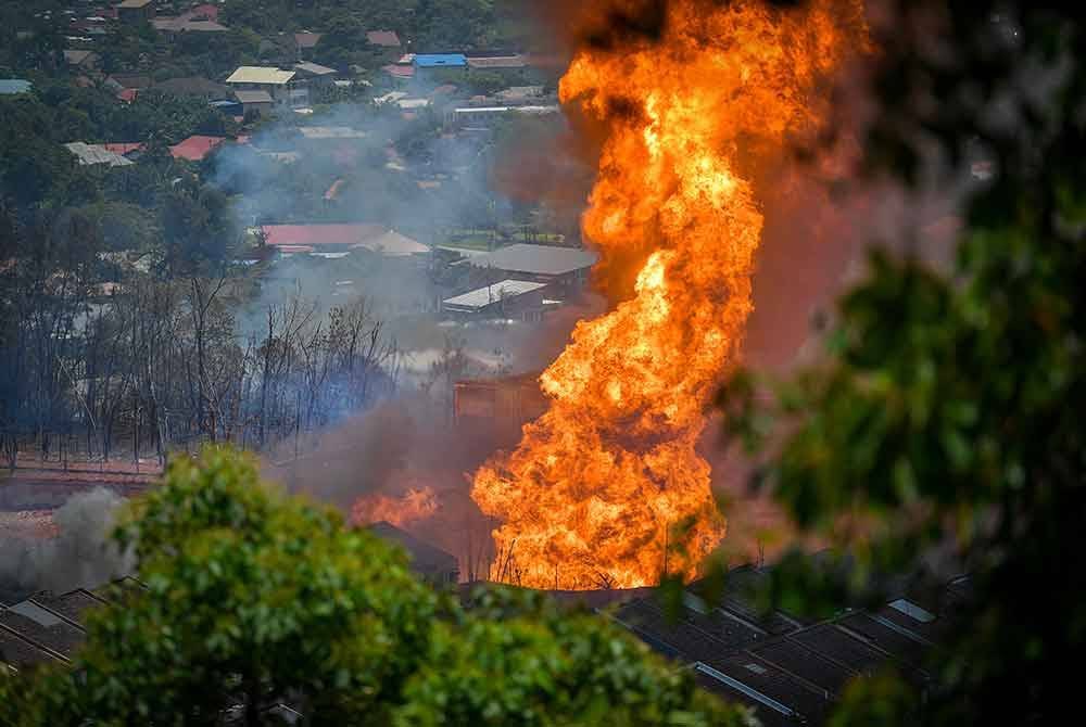 Beberapa kediaman di Kampung Sungai Baru yang berhampiran dengan lokasi kebakaran saluran gas di Jalan Putra Harmoni Putra Height, Subang Jaya, Selangor pagi tadi, turut terbakar. - Foto: Bernama