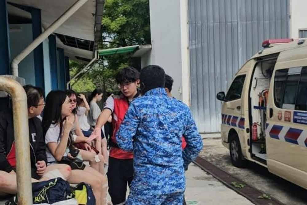 Mangsa yang cedera dalam insiden kebakaran saluran gas Petronas di Jalan Putra Harmoni, Putra Heights mula tiba di ke Hospital Sultan Idris Shah bagi mendapatkan rawatan lanjut - Foto: Bernama