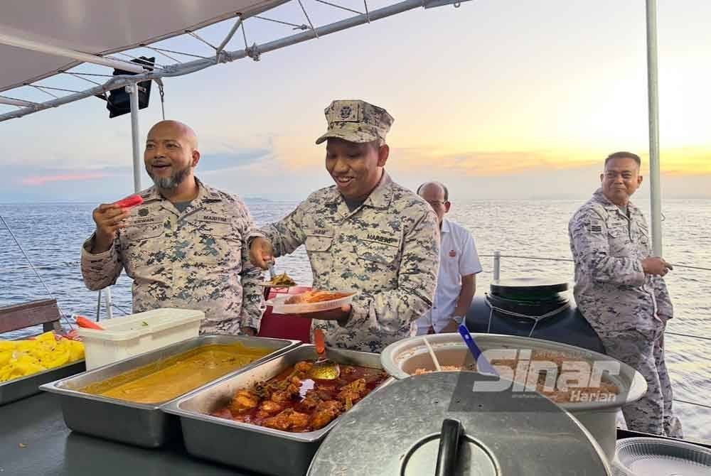 Mohd Saiful menyediakan nasi tomato ketika penugasan menjaga perairan negara. FOTO SINAR HARIAN-ADILA SHARINNI WAHID