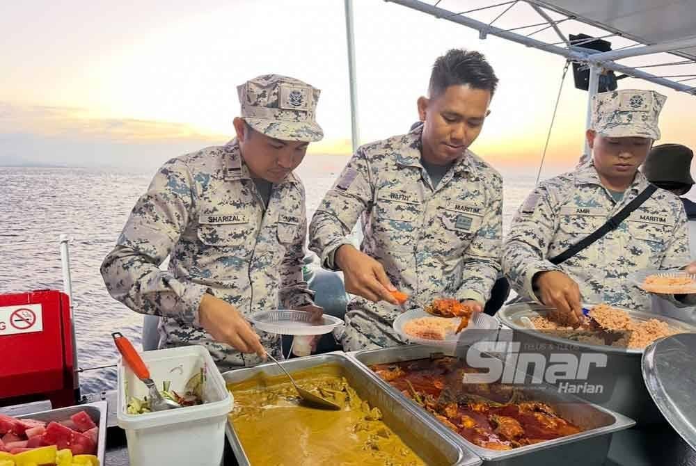Anggota menikmati juadah disediakan Mohd Saiful. FOTO SINAR HARIAN-ADILA SHARINNI WAHID