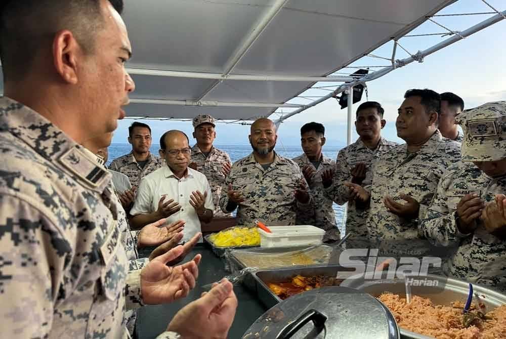 Makan beramai-ramai bagi menghilangkan rasa rindu bersama keluarga di kampung. FOTO SINAR HARIAN-ADILA SHARINNI WAHID