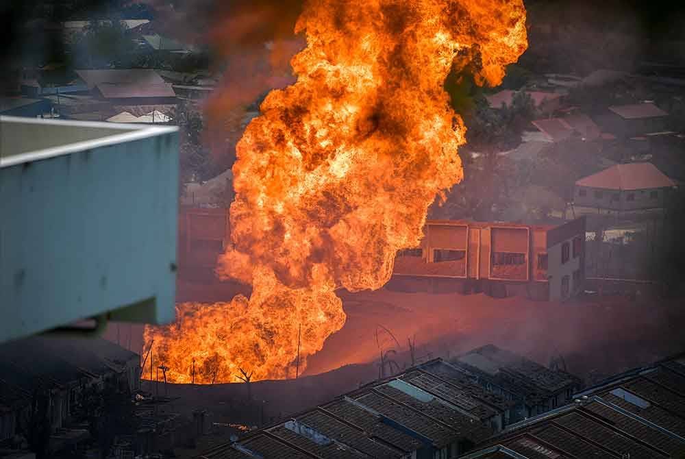 Tiga injap utama sepanjang kira-kira 32 kilometer (km) ditutup bagi memadamkan kebakaran saluran gas di Jalan Putra Harmoni, Putra Heights, pada Selasa. Foto Bernama