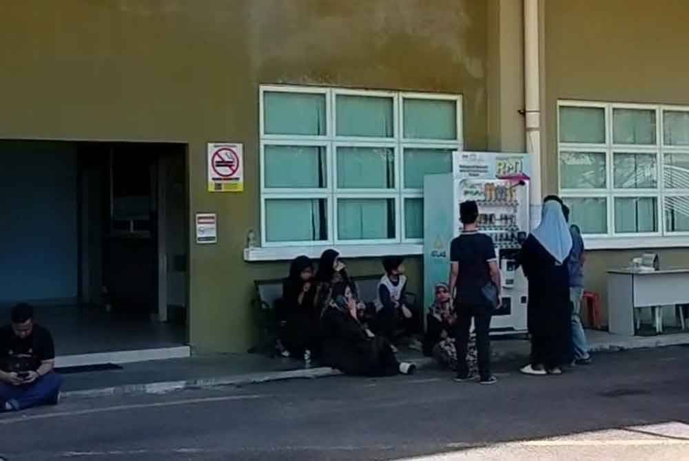 Sebahagian keluarga yang menunggu di perkarangan Unit Perubatan Forensik Hospital Enche' Besar Hajjah Khalsom (HEBHK) Kluang pada Selasa.