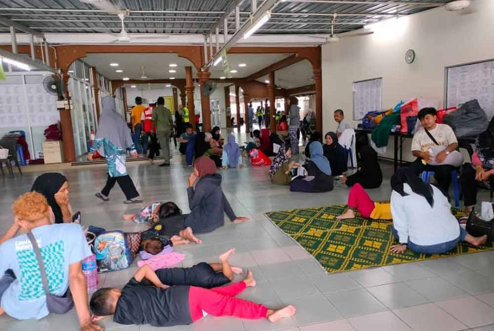 Mangsa yang dipindahkan ke Masjid Nurul Iman di Kampung Tengah.