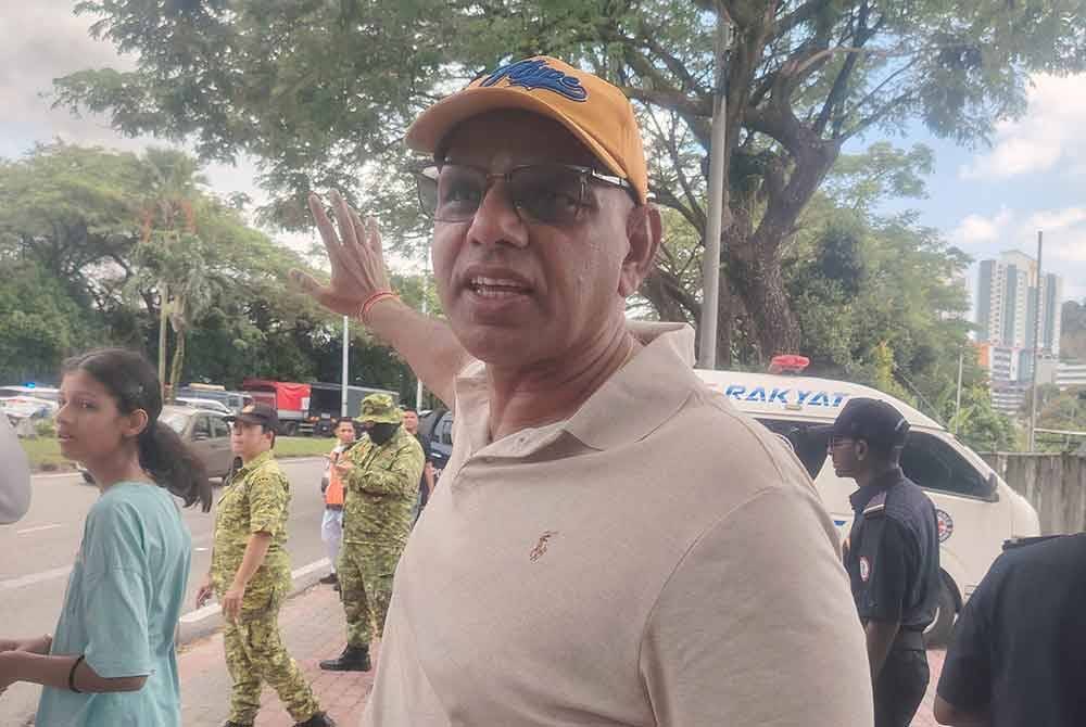 Ramachandran menunjukkan lokasi kebakaran yang terletak 2km dari rumahnya.