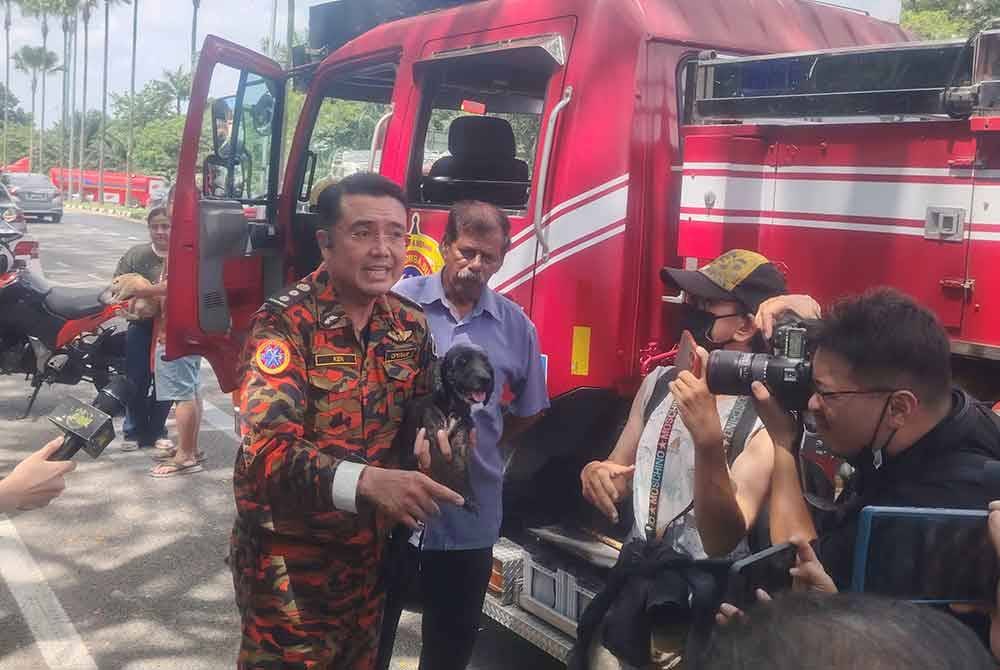 Ken menunjukkan anjing yang diselamatkan selepas terperangkap di sebuah kediaman di Taman Harmoni, Subang Jaya dalam insiden kebakaran saluran gas, pada Selasa.