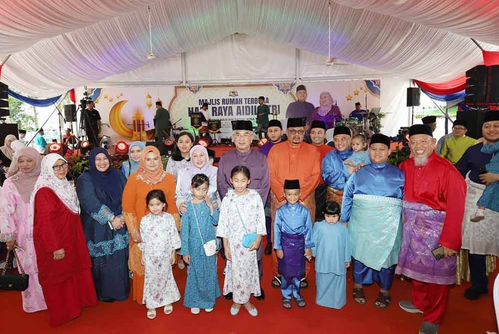 Ab Rauf (tengah) bersama Mohd Ali dan Rais bergambar bersama ketika Majlis Rumah Terbuka di Kompleks Sukan Komuniti Krubong, Krubong, pada Selasa.