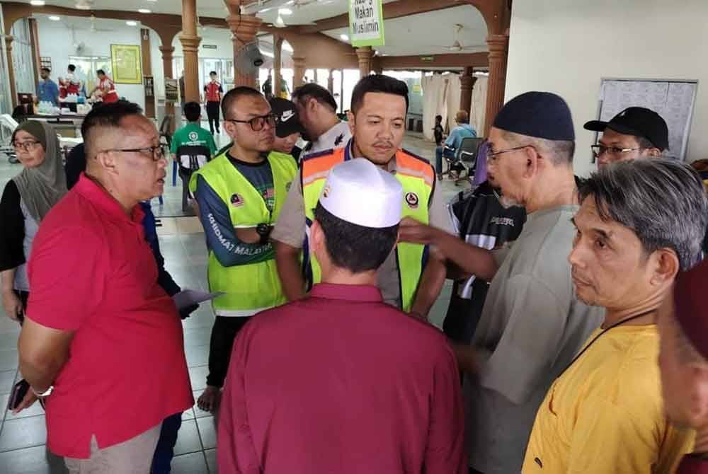 Ahli Dewan Undangan Negeri (ADUN) Taman Medan, Dr Afif Bahardin (tengah) turut kelihatan melawat lokasi pemindahan