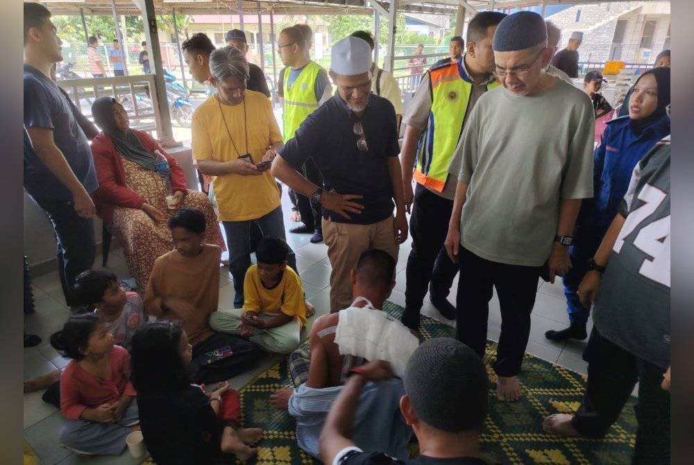 Pelbagai pihak tampil menghulurkan bantuan termasuk Pengerusi Masjid Al Falah, Tan Sri Syed Zainal Abidin Syed Mohamed (berdiri dua dari kanan).