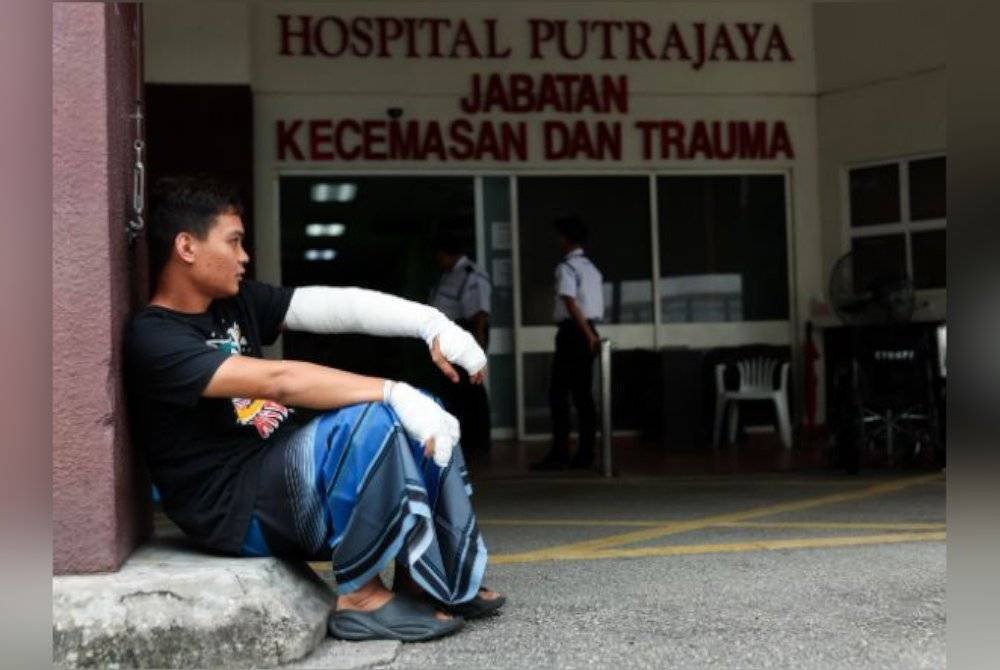 Mangsa kebakaran saluran paip gas di Jalan Putra Harmoni Putra Height Ahmad Daniel 33, yang menerima rawatan di Unit kecemasan dan trauma hospital Putrajaya hari ini. Foto Bernama