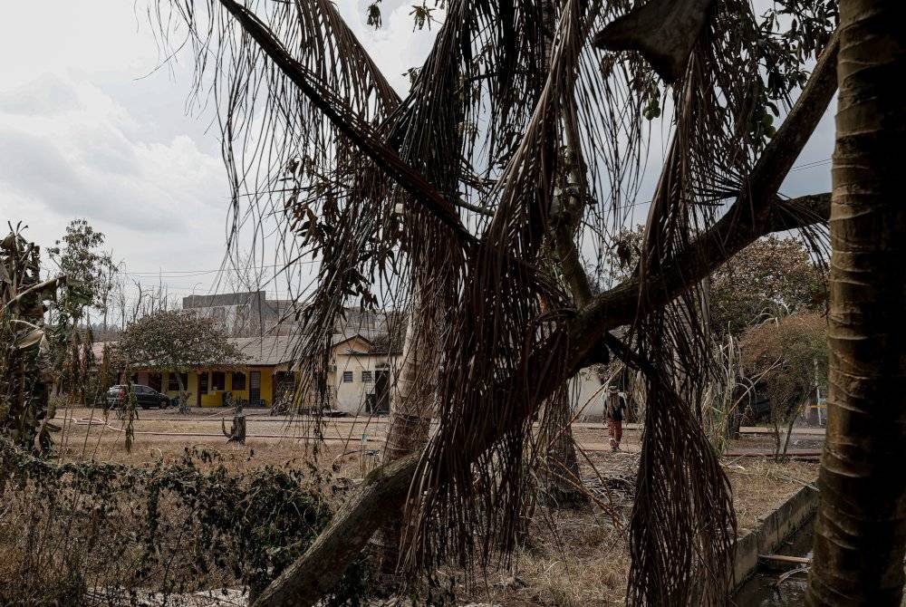 Keadaan jalan dan rumah di sekitar Kampung Kuala Sungai Baru, Puchong yang terkesan akibat kebakaran melibatkan kebocoran saluran paip gas di Jalan Putra Harmoni, Putra Heights, Subang Jaya ketika tinjauan pada Selasa. Foto Bernama