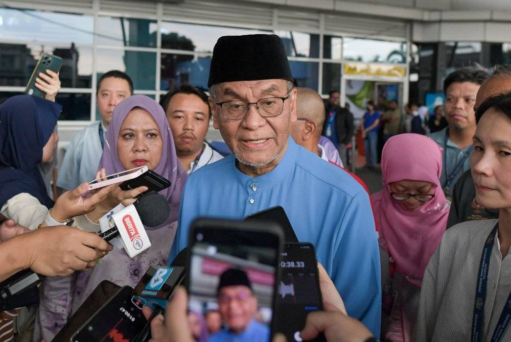 Dzulkefly ketika sidang media mengenai kebakaran akibat kebakaran saluran paip gas di Jalan Putra Harmoni, Putra Heights di Hospital Serdang pada Selasa. Foto Bernama