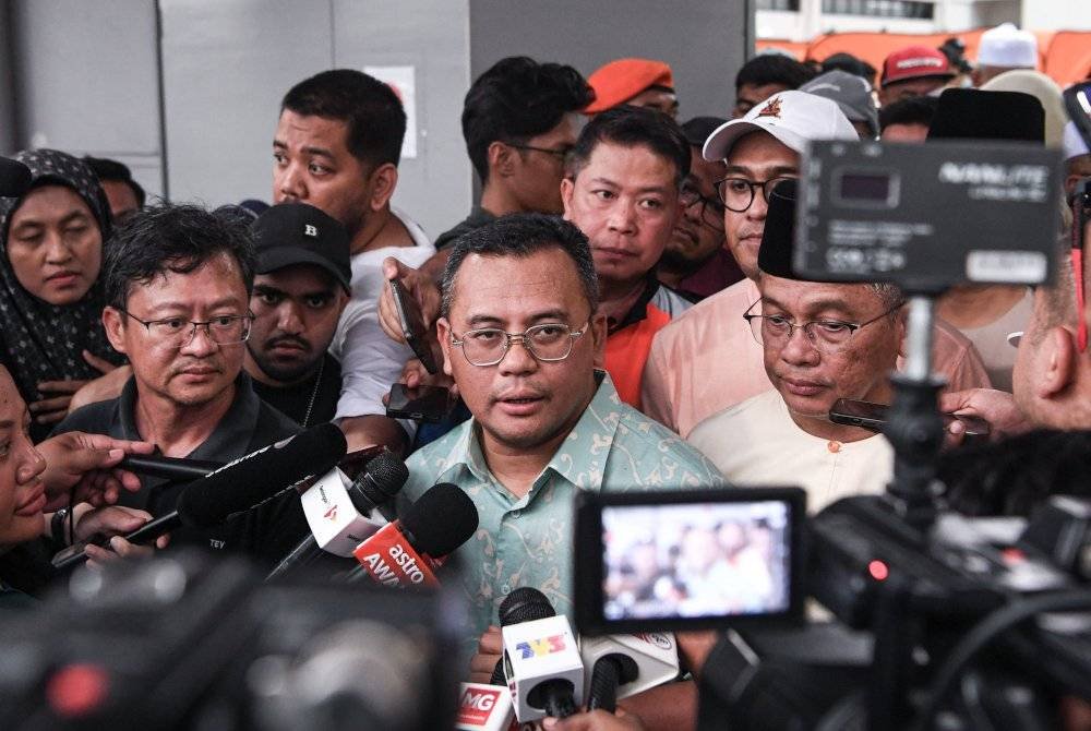 Amirudin bercakap ketika sidang media selepas melawat mangsa kejadian kebakaran saluran paip gas yang ditempatkan di pusat penempatan sementara Masjid Putra Height, Subang Jaya pada Selasa. Foto Bernama