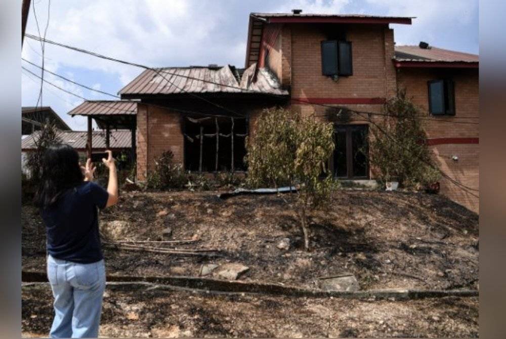 Keadaan kediaman penduduk yang musnah akibat kebakaran saluran paip gas di Kampung Kuala Sungai Baru hari ini. Foto Bernama