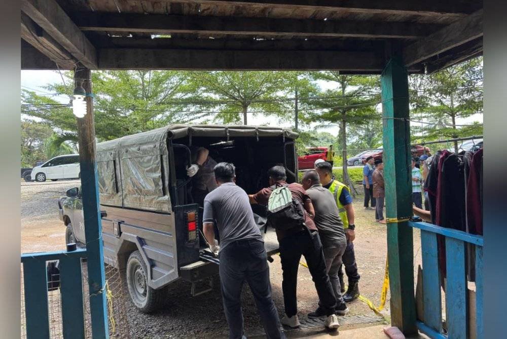 Mayat mangsa dibawa ke HDOK, Sandakan, untuk dibedah siasat.