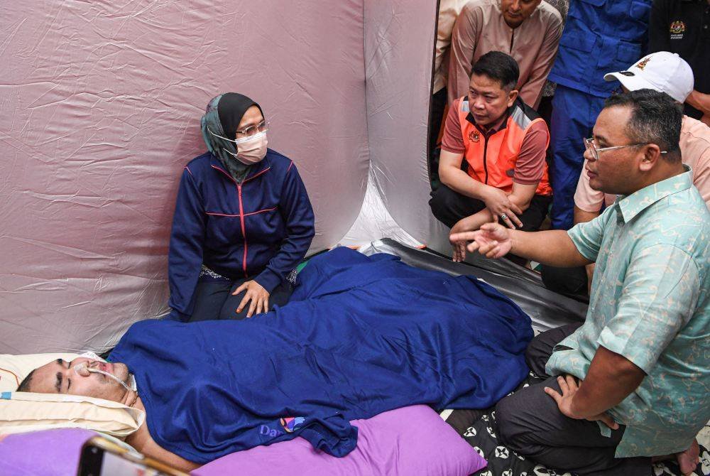 Menteri Besar Selangor, Datuk Seri Amirudin Shari melawat mangsa kejadian kebakaran saluran paip gas yang ditempatkan di pusat penempatan sementara Masjid Putra Height, Subang Jaya hari ini. Foto Bernama