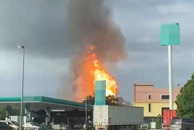 Tangkap layar daripada video tular memaparkan api marak menjulang dalam satu kejadian kebakaran besar di Putra Heights 1, Puchong Selangor pada Selasa.