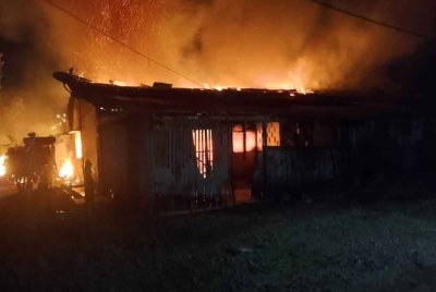 Tiga buah rumah kuarters pekerja ladang di Ladang Pineapple, di sini, musnah dalam kebakaran yang berlaku lewat malam Isnin.