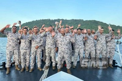 Kenangan berhari raya di lautan bersama rakan setugas demi kedaulatan negara. FOTO SINAR HARIAN-ADILA SHARINNI WAHID