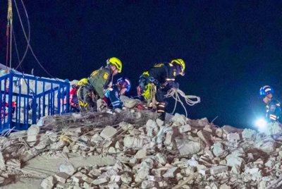 Beberapa bangunan tinggi di Bangkok dikosongkan pada Isnin selepas berlaku gegaran yang dipercayai sebagai gempa susulan - Foto: Agensi