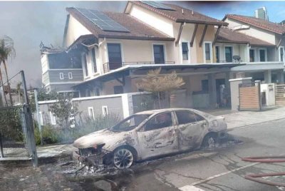 Keadaan sebuah kenderaan milik penduduk yang terbakar susulan kebakaran saluran paip gas di Jalan Putra Harmoni Putra Height, Subang Jaya, Selangor pagi ini. - Foto: Orang awam