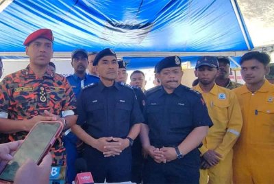 Nor Hisham (kiri) bersama Mohd Zaini (dua dari kiri) dalam sidang akhbar di lokasi kejadian kes kebakaran saluran gas di Putra Heights, Subang Jaya pada Selasa.