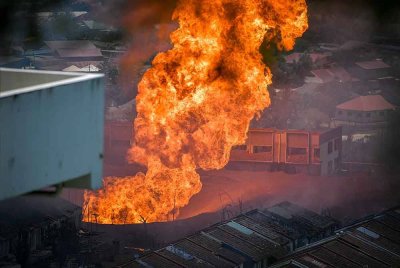 Tiga injap utama sepanjang kira-kira 32 kilometer (km) ditutup bagi memadamkan kebakaran saluran gas di Jalan Putra Harmoni, Putra Heights, pada Selasa. Foto Bernama