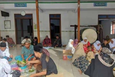 Puluhan jemaah menyertai tradisi Genduren (makan bersama) di Desa Kuwonharjo, Kecamatan Takeran selepas selesai solat sunat Aidilfitri pada Selasa. Foto Agensi