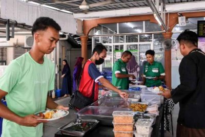 Antara mangsa kebakaran saluran paip gas yang ditempatkan di PPS Masjid Nurul Iman, Kampung Tengah Puchong hari ini. Foto Bernama