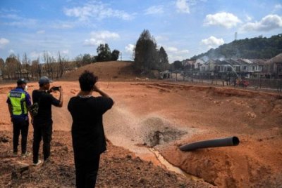 Kebakaran di Jalan Putra Harmoni, Putra Heights, Subang Jaya, Selangor berjaya dipadam sepenuhnya pukul 3.45 petang ini. Foto Bernama