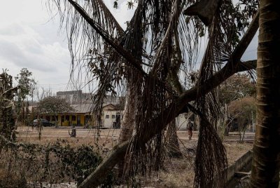 Keadaan jalan dan rumah di sekitar Kampung Kuala Sungai Baru, Puchong yang terkesan akibat kebakaran melibatkan kebocoran saluran paip gas di Jalan Putra Harmoni, Putra Heights, Subang Jaya ketika tinjauan pada Selasa. Foto Bernama