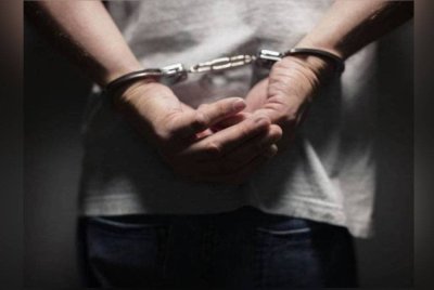 Polis menahan seorang lelaki tempatan berusia 25 tahun dan merampas 30 kilogram ganja bernilai RM93,000 dalam operasi khas yang dijalankan di Jalan Miri By-pass semalam. Foto hiasan