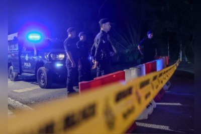 Anggota polis ditempatkan di laluan utama ke Taman Putra Harmoni malam ini bagi menjaga keselamatan kawasan sekitar selepas penduduk diarah meninggalkan rumah masing masing susulan kebakaran melibatkan saluran paip gas hari ini. Foto Bernama