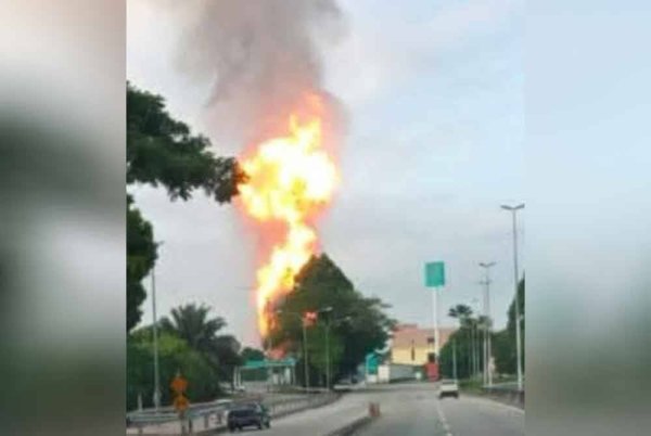 Gambar kejadian kebakaran saluran gas di Jalan Putra Harmoni Putra Heights, Subang Jaya, yang tular di media sosial pada Selasa.