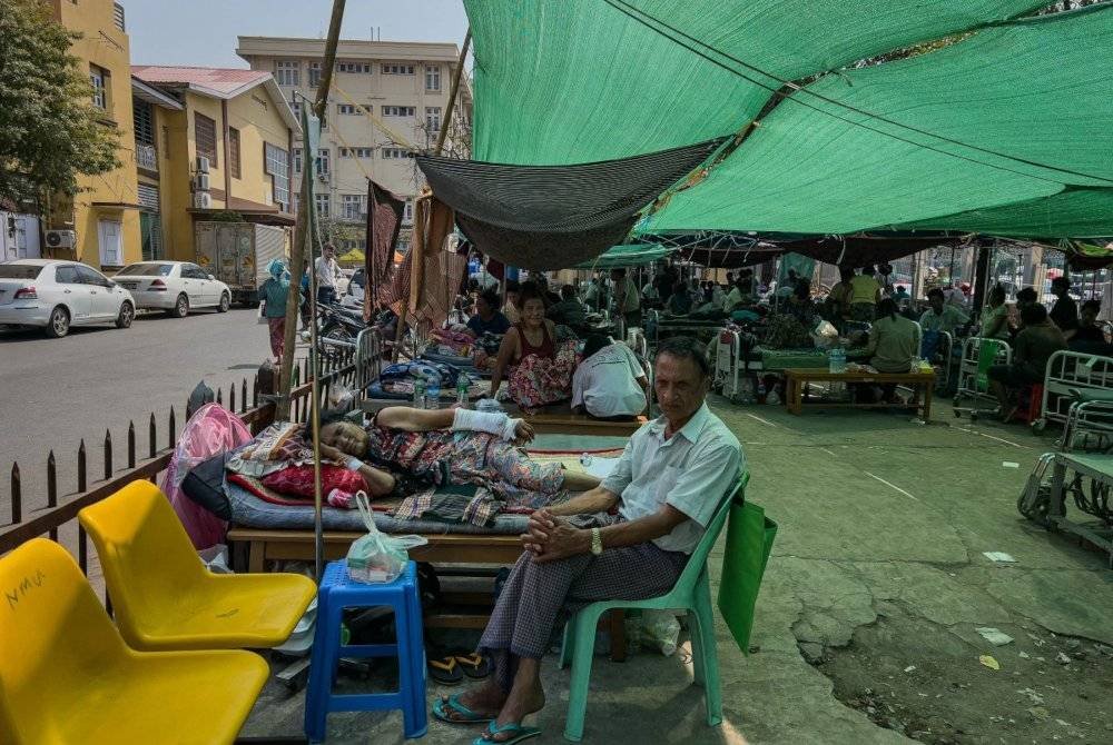 Pesakit terpaksa ditempatkan di pekarangan Hospital Besar Mandalay.