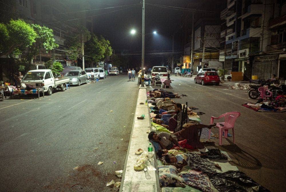 Orang ramai sanggup tidur di tengah jalan kerana bimbang dengan gempa susulan.