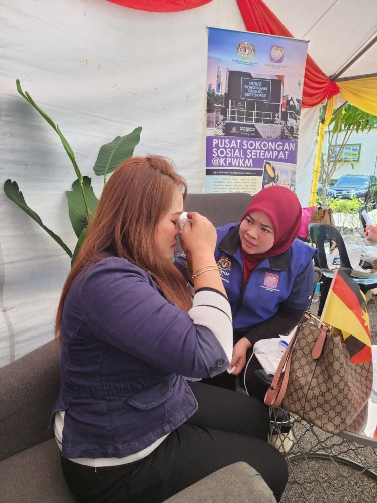 
Noor Amira (kanan) cuba memahami masalah klien sebelum tindakan penyelesaian dilaksanakan.