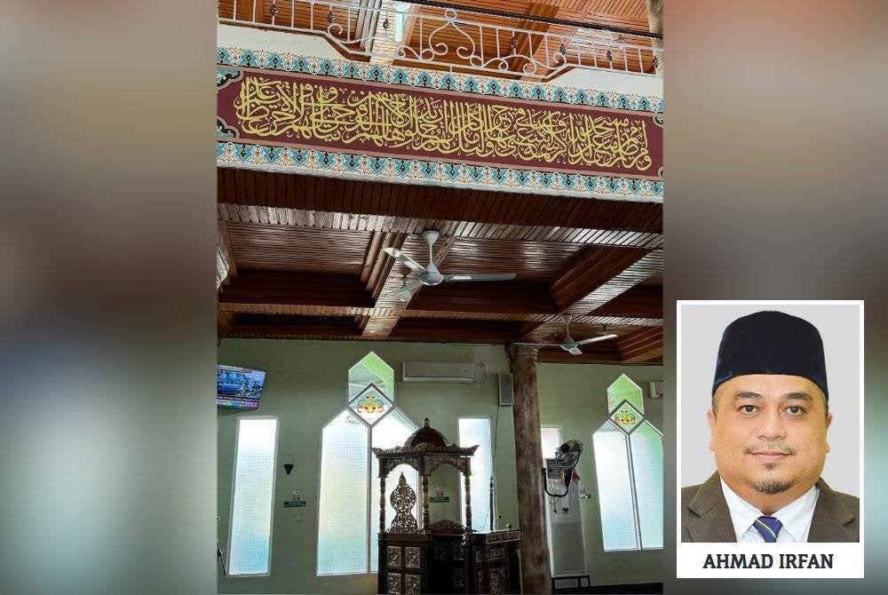 Masjid Nurul Huda di Pulau Sebatik Indonesia yang tersalah arah kiblat sejak lebih 35 tahun lalu. (Gambar kecil: Ahmad Irfan)