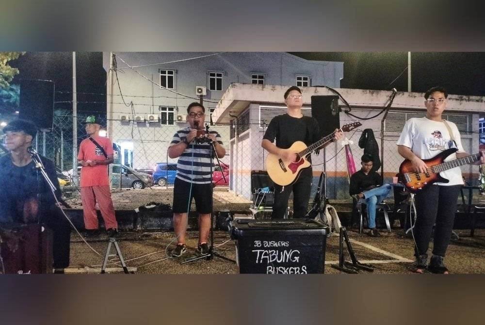 Aksi kumpulan 3D Buskers ketika membuat persembahan di tapak Ekspo Aidilfitri di Temerloh.
