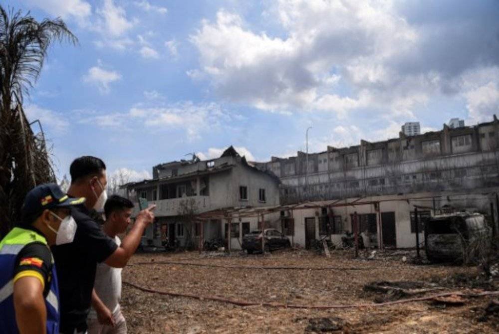 Keadaan kediaman penduduk yang musnah akibat kebakaran saluran paip gas di Kampung Kuala Sungai Baru hari ini. Foto Bernama