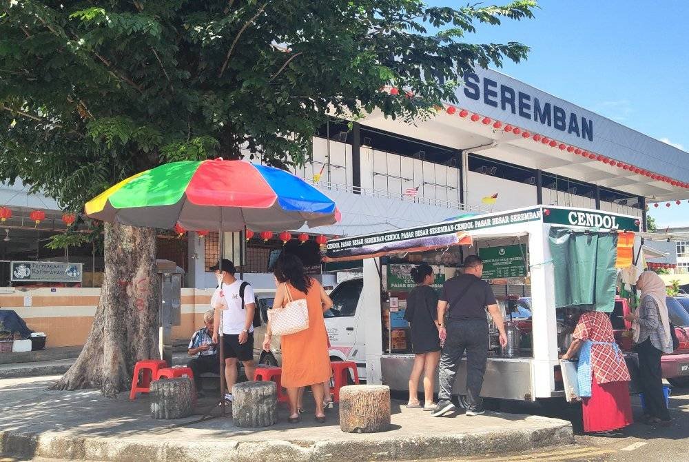 Mohan menggunakan lori berbanding motosikal bagi memudahkan pergerakan.