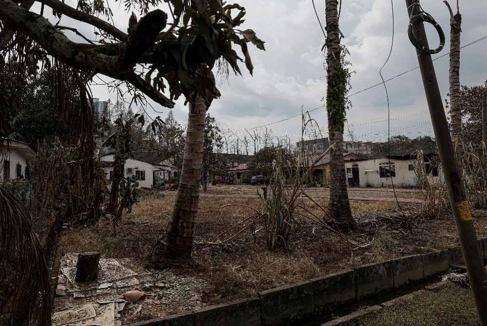 Keadaan jalan dan rumah di sekitar Kampung Kuala Sungai Baru, Puchong yang terkesan akibat kebakaran melibatkan kebocoran saluran paip gas di Jalan Putra Harmoni, Putra Heights, Subang Jaya ketika tinjauan pada Selasa. Foto Bernama