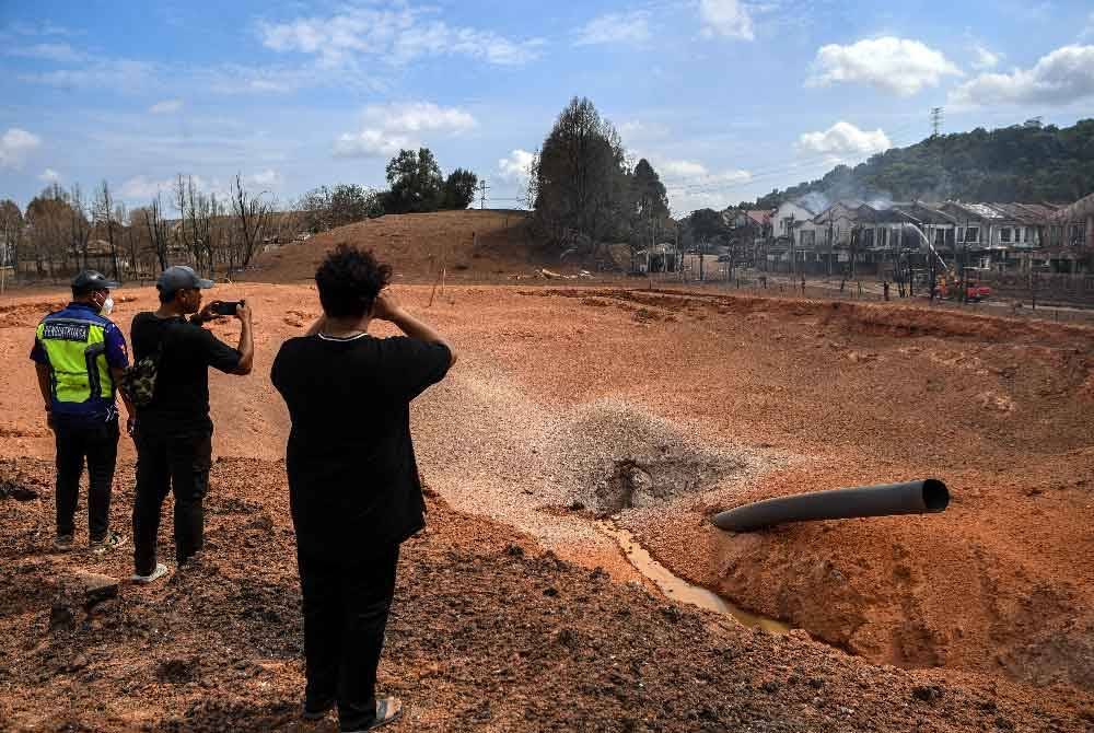 Keadaan sekitar kawasan kebakaran saluran paip gas di Taman Puchong Perdana, Puchong, Selangor, pada Selasa. Foto Bernama