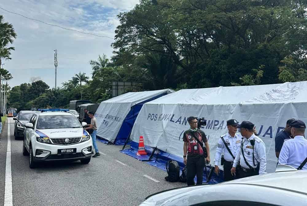 Pasukan petugas berada di lokasi kejadian pada hari kedua.