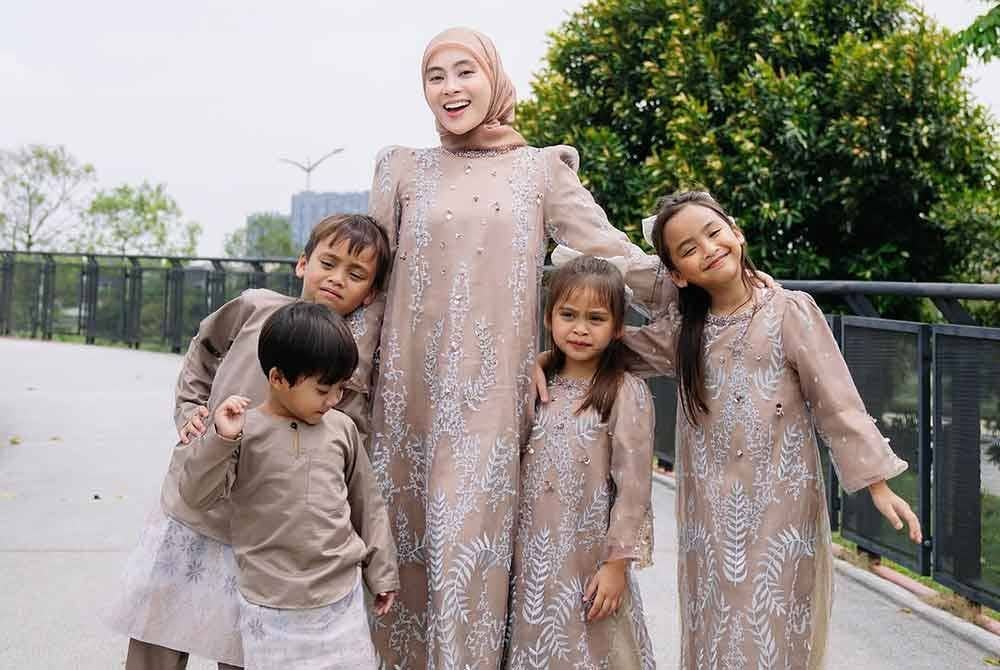Adira bersama anak-anak Anggrek, 8; Asan, 7; Anggun, 6; dan Ayoub, 3 tahun.