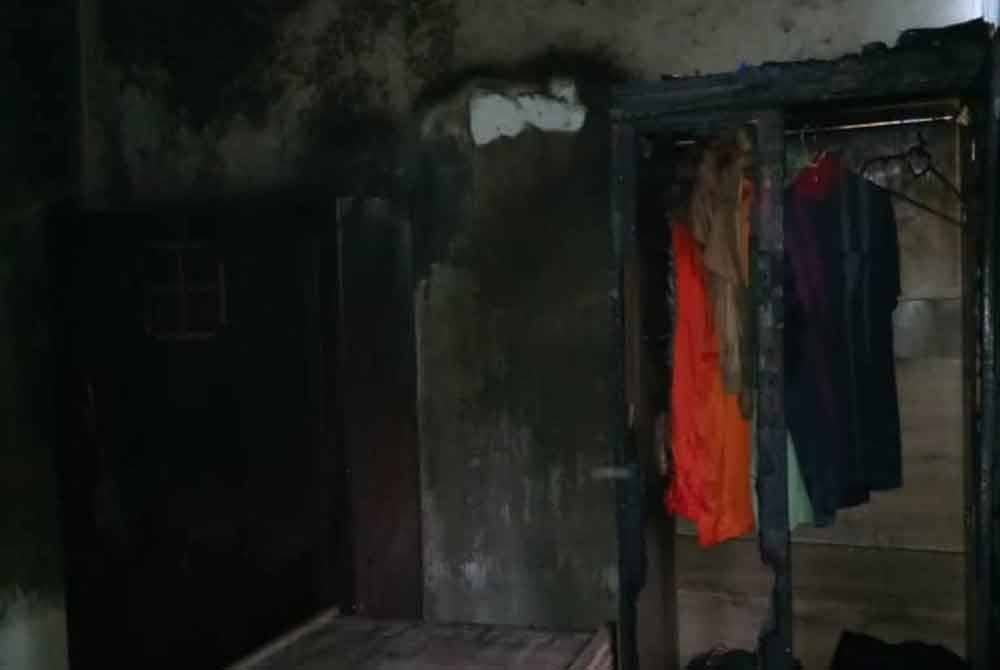 Kebakaran yang berlaku turut memusnahkan baju raya.