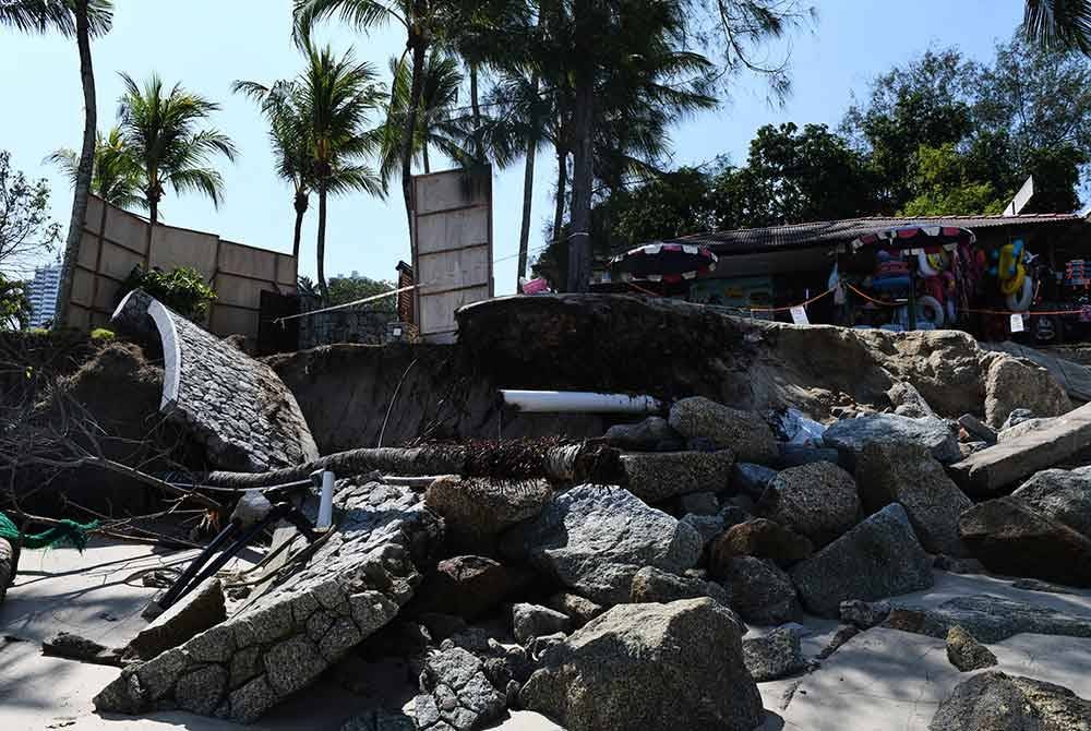 Keadaan pantai itu semakin teruk berikutan hakisan dipengaruhi ombak yang lebih kuat. Foto Bernama