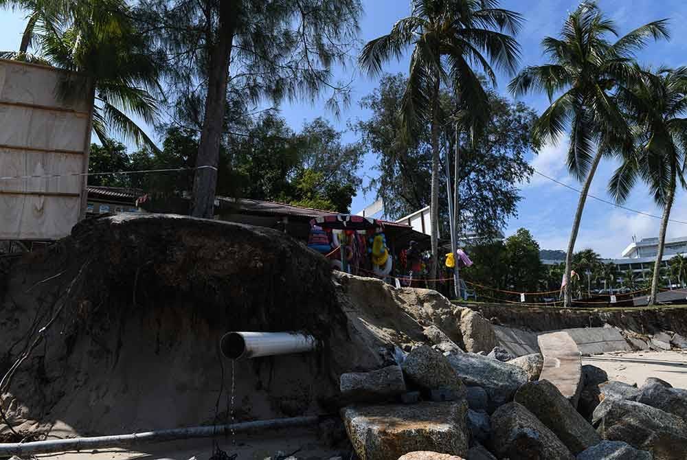 Hakisan di pantai Batu Ferringhi membimbangkan walaupun kerajaan negeri Pulau Pinang meletakkan bentangan beg pasir di sepanjang pantai itu. Foto Bernama
