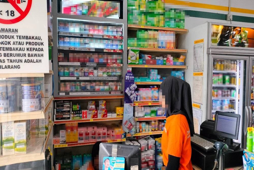 Tinjauan di sebuah kedai serbaneka masih mempamerkan produk rokok di kaunter jualan.