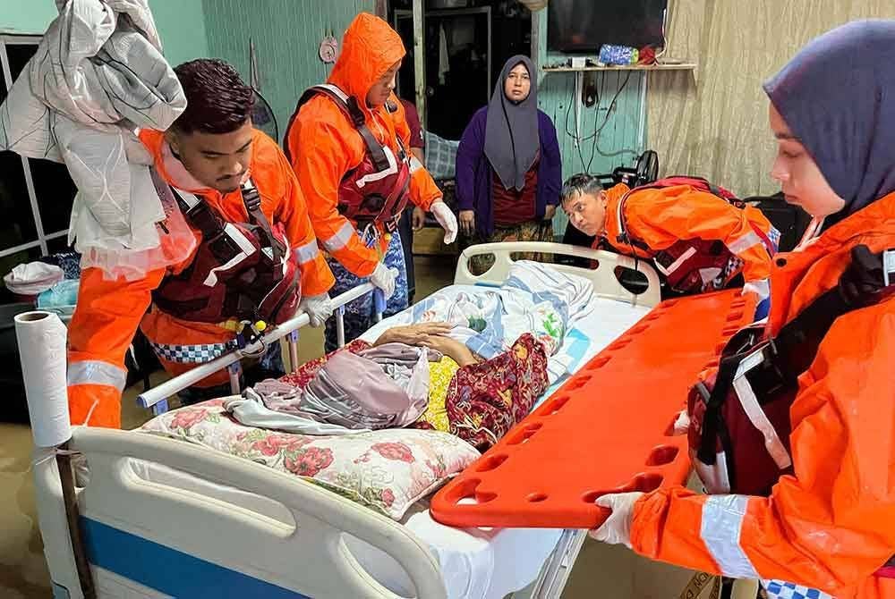 Angkatan Pertahanan Awam Malaysia (APM) melakukan pemindahan mangsa banjir
Foto APM Terengganu